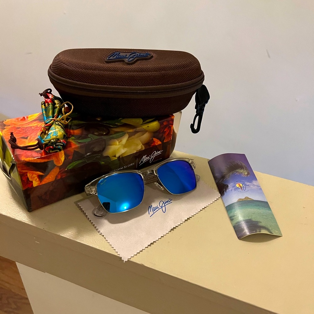 New in Box- Authentic Maui Jim Kawika Polarized Classic Sunglasses- Crystal